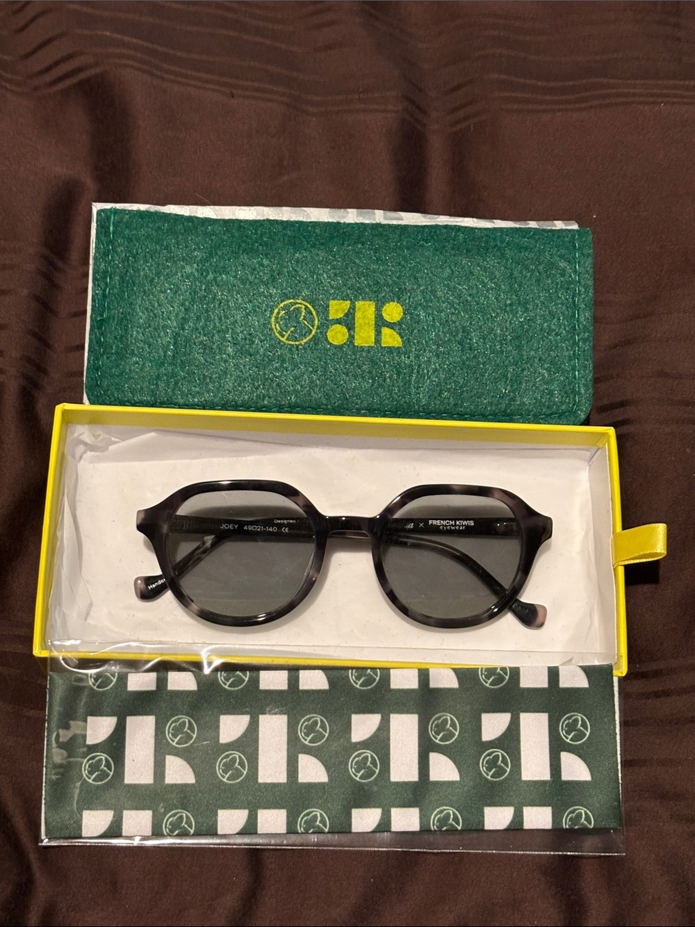Jocey Men’s Black Round Sunglasses with Subtle Gray Lenses